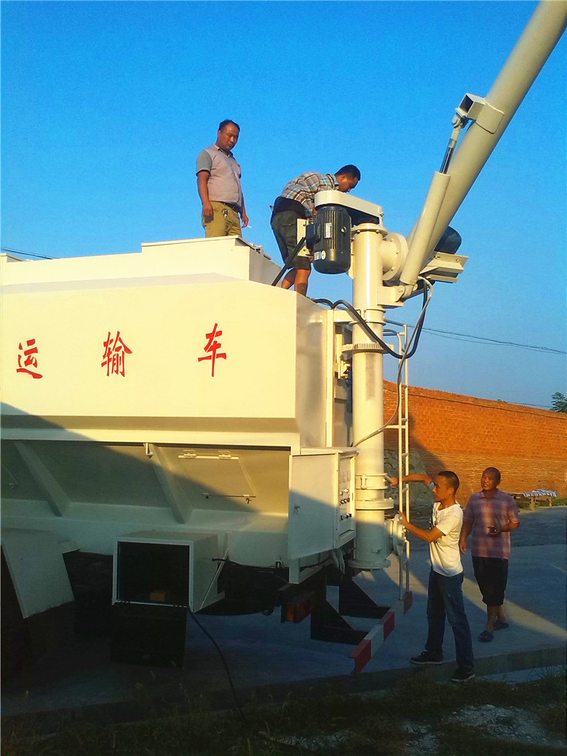河南某養(yǎng)殖廠在我公司訂夠的飼料提升機(jī) 及 20方天錦飼料運輸車