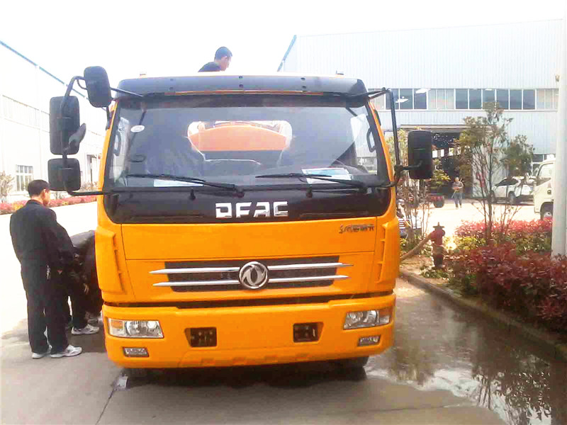 高壓清洗<a href=http://www.artworkexpo.cn/xifenche/ target=_blank class=infotextkey>吸糞車</a>正面圖